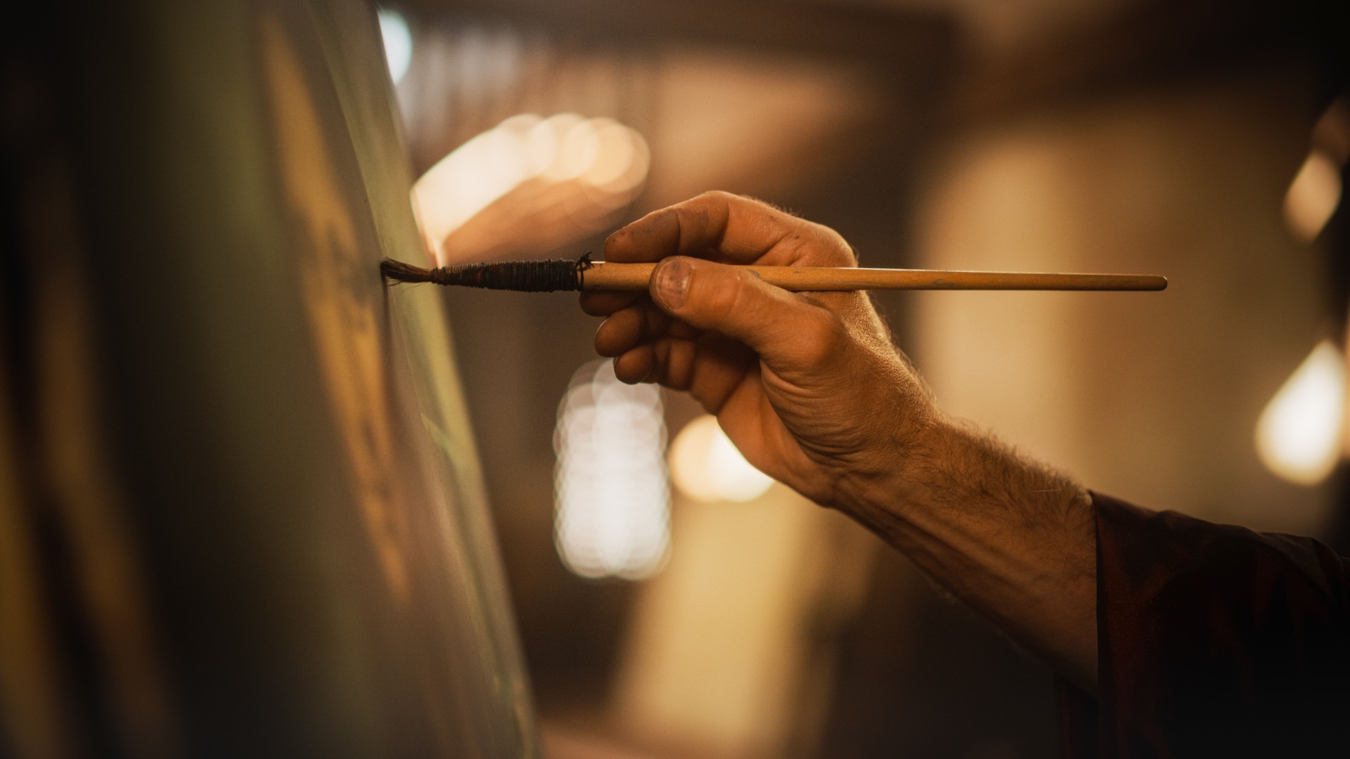 Close Up on Male Painter Hand Painting the Mona Lisa with Gentle Brush Movement. Details of the Famous Painting Being Drawn by its Creator. Pure Talent and Mastery of High Art, Everlasting Beauty